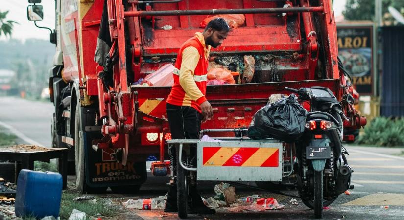 Most jött: felborult egy kukásautó, folyik ki az úttestre az üzemanyag