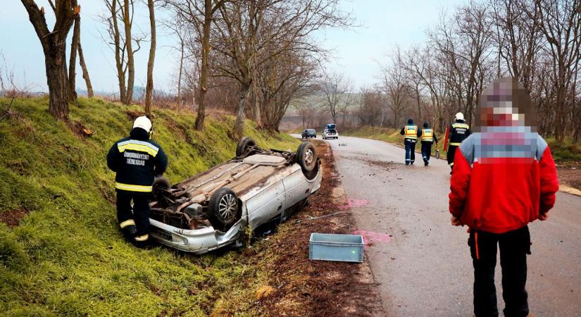 Kórházba vitték a fejtetőre borult Citroën utasát