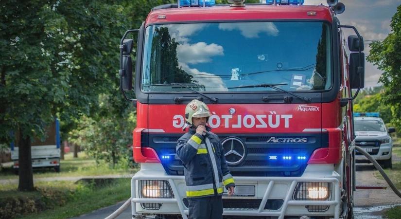 Leégett egy fatároló, időben megfékezték a lángokat