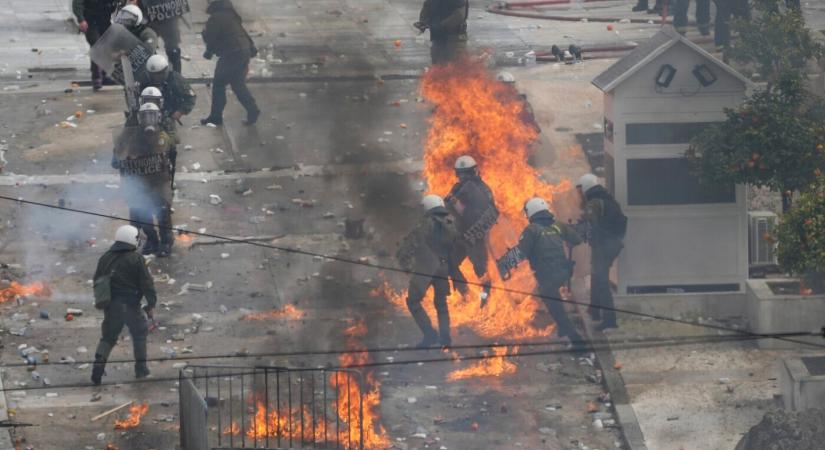 Erőszakos összecsapásokba torkolltak a demonstrációk Athénben és Szalonikiben