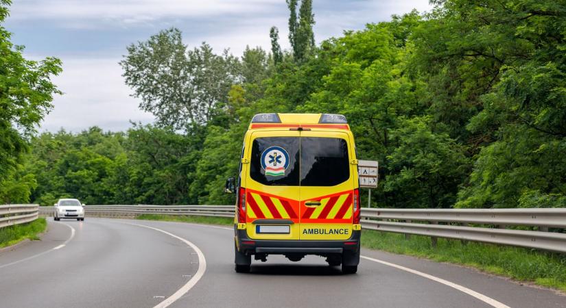 Nagy a baj: mentők és tűzoltók is érkeztek a szörnyű balesethez