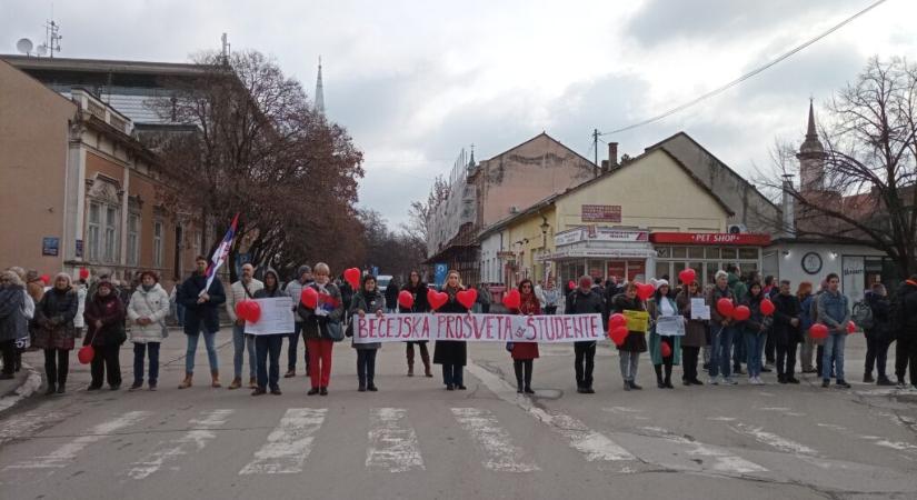 Feljelentést tettek a támadóik ellen a tiltakozó óbecsei pedagógusok