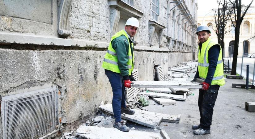 Elképesztő számok: csak ablakból több százat cserélnek ki a Szolnok közepén álló patinás épületen – videóval