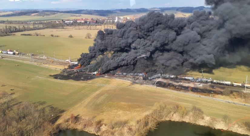 Több mint 20 méteres lángokkal égett egy vegyi anyagokat szállító tehervonat Csehországban