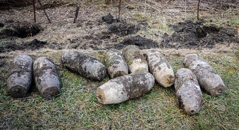 Második világháborús gyakorlóbombákból építettek kerítést Hevesben