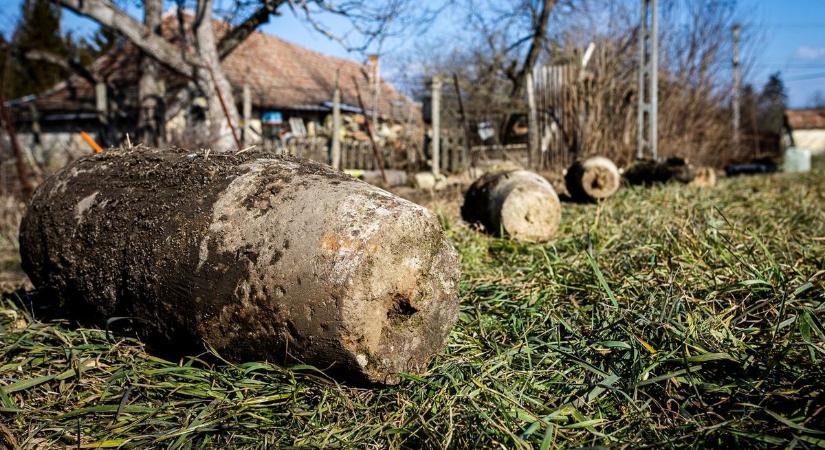 Második világháborús bombából építettek kerítést Hevesben