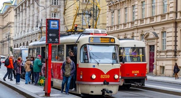 „Nincs jogotok ebben az országban lenni” – leszállított egy ukrán családot a villamosvezető Prágában