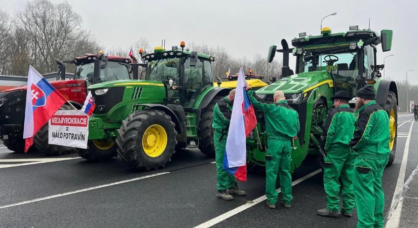 A gazdák blokkolták a határátkelőt Csehország és Szlovákia között az Ukrajnából jövő gabonaimport miatt