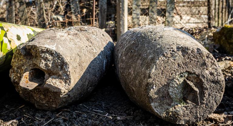 Világvilágháborús bombákkal rögzítettek kerítésoszlopokat Heves vármegyében