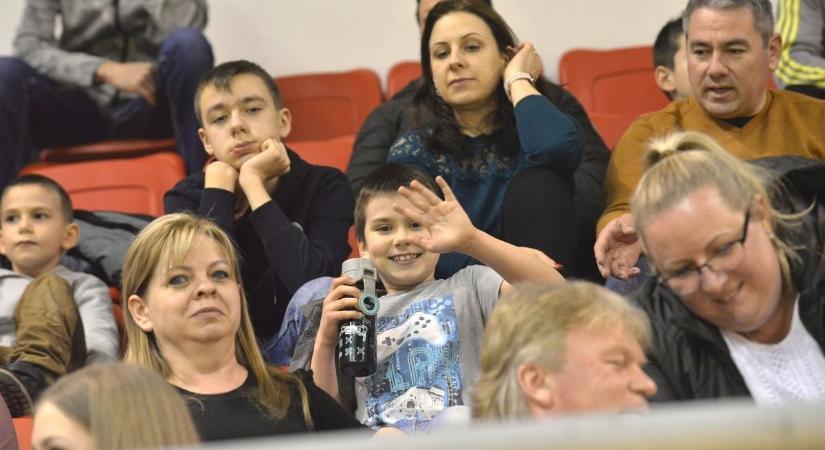 Így szurkoltatok a futsalmeccsen (fotókkal)