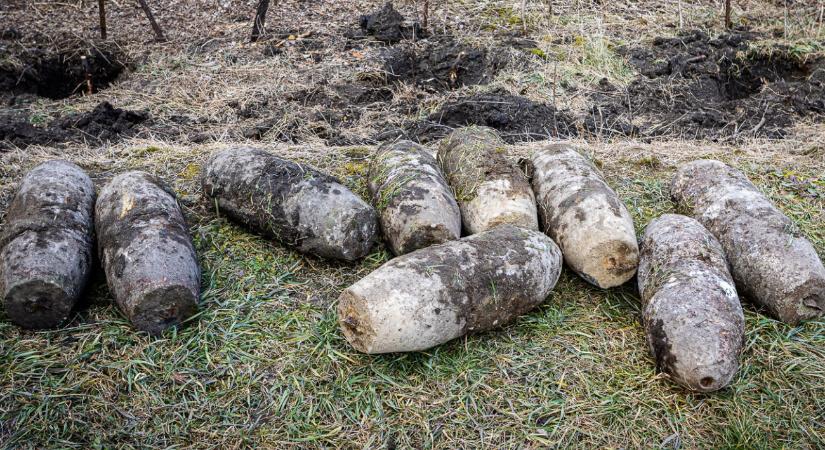 Szovjet gyakorlóbombákat építettek a kerítésébe, most botlott bele