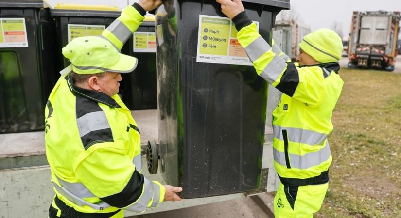 Elkezdi kiosztani a GYHG a háztól történő szelektív hulladékgyűjtéshez szükséges kukákat