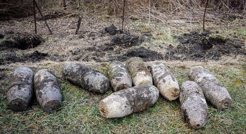 Bombahír: gyakorlóbombából készült a kerítés Heves vármegyében