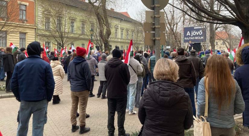 Gyenge start: alig háromszázan voltak kíváncsiak Magyar Péterre Gyulán