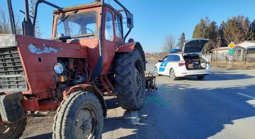 Baj van, a traktor kereke kitört, az autó árokba csapódott