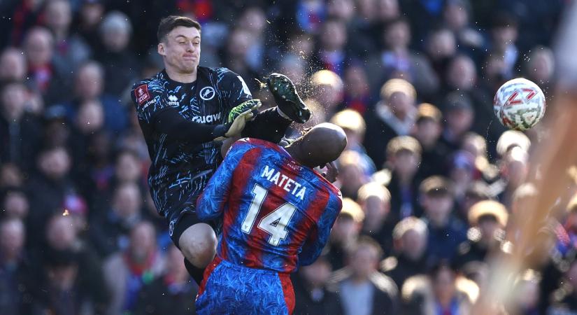 Brutálisan „lerúgták a fejét” a Crystal Palace csatárának