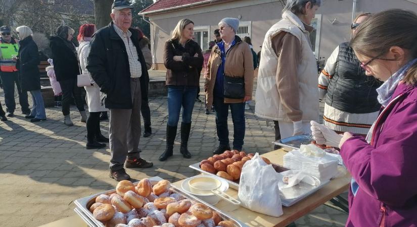 A káli farsangi fánk szívvel-lélekkel és cseppnyi rummal készítve a legfinomabb