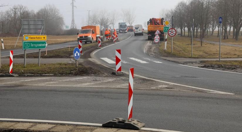 Így kezdődtek el a munkálatok az arnóti körforgalomnál - videó!