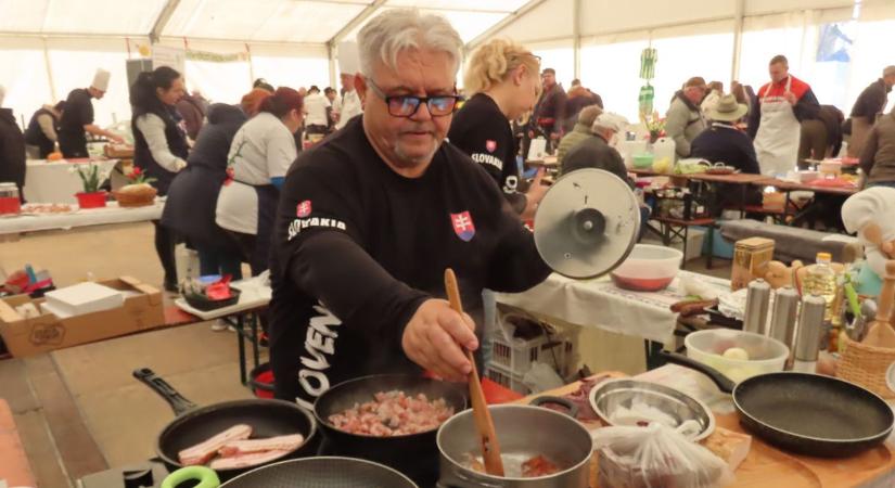 Kezdetben tizenkettő csapat készítette a böllérmájat, videónkból kiderül a recept titka – Fotók, videó