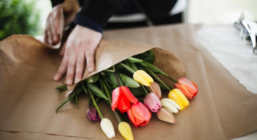 5 tipp, hogy sokáig gyönyörködhess a tulipáncsokrodban