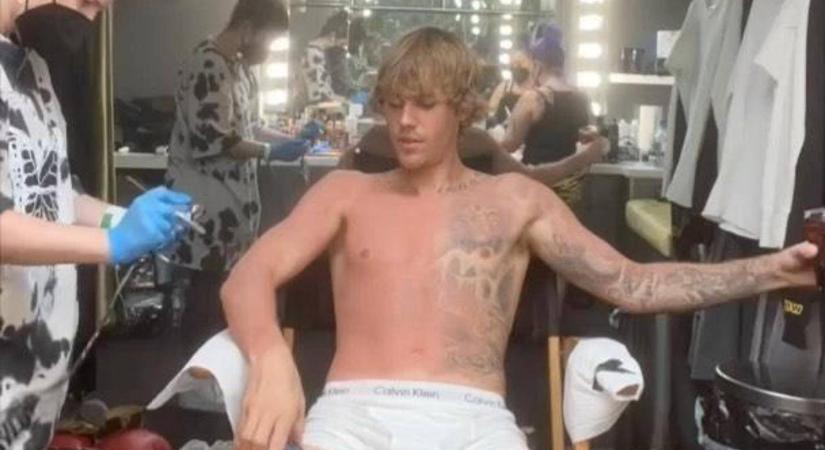 Justin Bieber alsógatyában mutatta meg, hogyan tüntetik el a tetoválásait