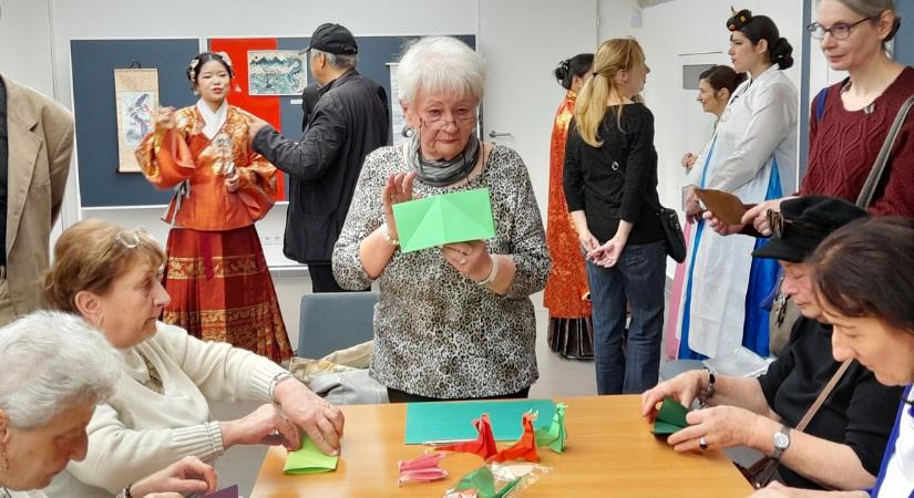 Magdi, a nyugdíjas tanárnő 33 éve origamizik, mostanra már mester