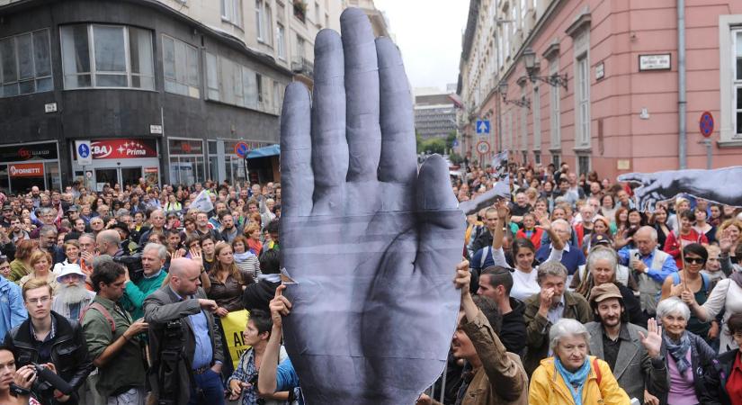 Teli rüszttel megy neki a népének Orbán Viktor