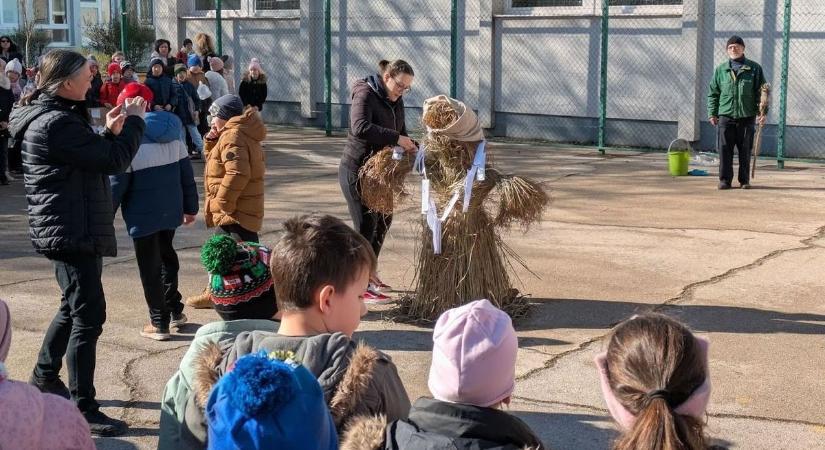 Lángok közt búcsúztatták a telet a diákok! (videóval)