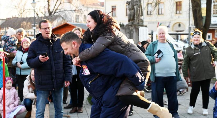 Itt a hét legklasszabb videója: még a polgármester is részt vett az asszonycipelő versenyen – galériával