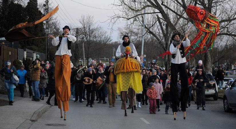 Lángoló télűzés Velencén: tűzzsonglőrök és maskarások lepték el a tópartot! (galériával, videóval)