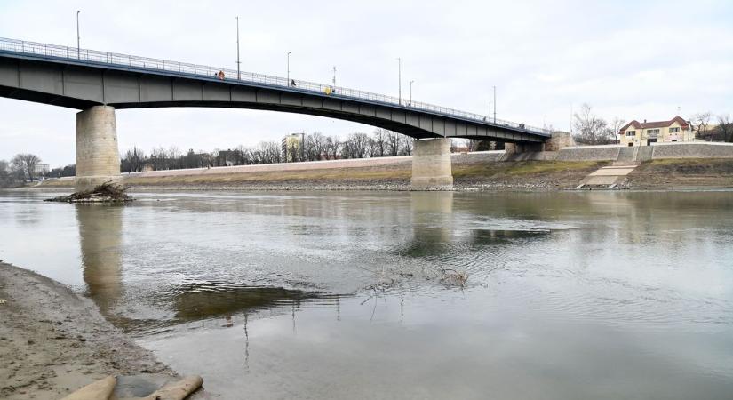 Hoppá, ez meg mi lehet? Rejtélyes maradványok körvonalai sejlenek fel a Tisza vizében Szolnoknál – videóval