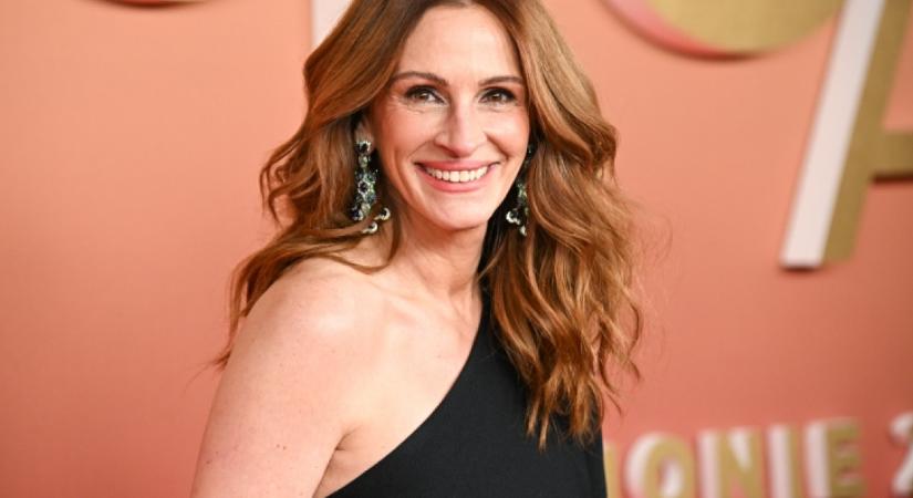 Julia Roberts beragyogta a vörös szőnyeget: "végzet asszonya" szettjével az 57 éves színésznő maga volt a csoda