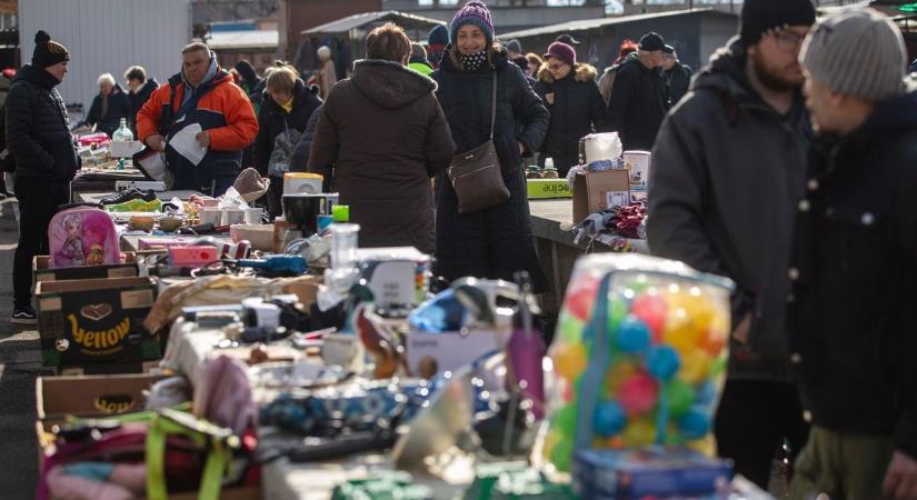 Meglepődtünk, hogy még ilyet is lehet kapni a debreceni zsibin – fotókkal, videóval