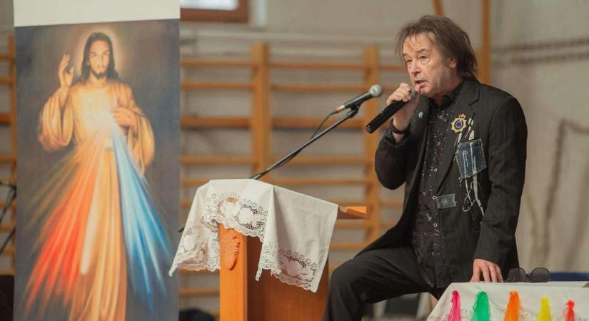 Szikora Robi Balatonszemesen vallott a hitéről