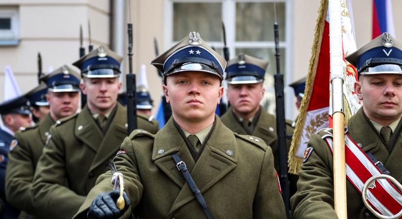 A lengyelek Európa legnagyobb hadseregét fejlesztik, és az USA-val is őriznék a jó viszonyt