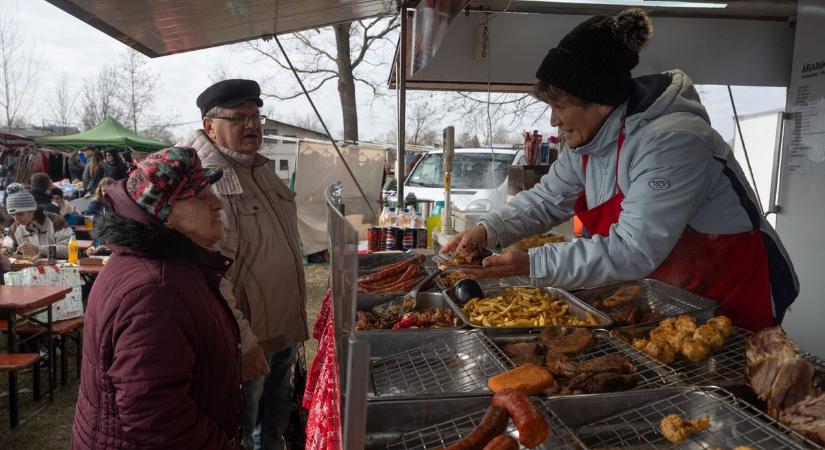 A rejtélyes mozgó csigalépcsőn túl négyezerért is van kávé, a sör hétszáz forintba kerül, a lángos és pecsenye ára elég változatos