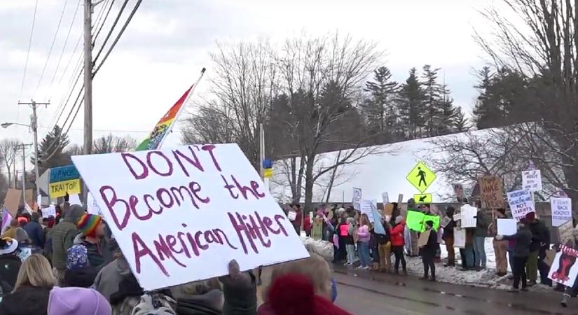 Áldatlan állapotok fogadták az amerikai alelnököt, szabályosan elüldözték a tiltakozók