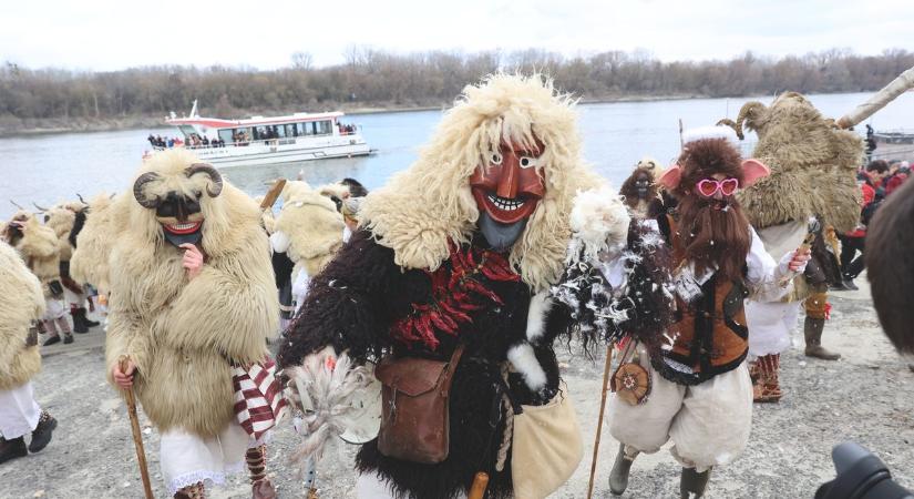 Félelmetes maskarákat öltve űzték a telet (képgalériával)