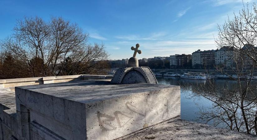 Visszakerültek a Margit hídra a letört keresztek