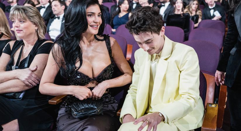 Timothée Chalamet és Kylie Jenner szerelme beragyogta az Oscar-gálát: minden érintésüktől és csókjuktól izzott a levegő