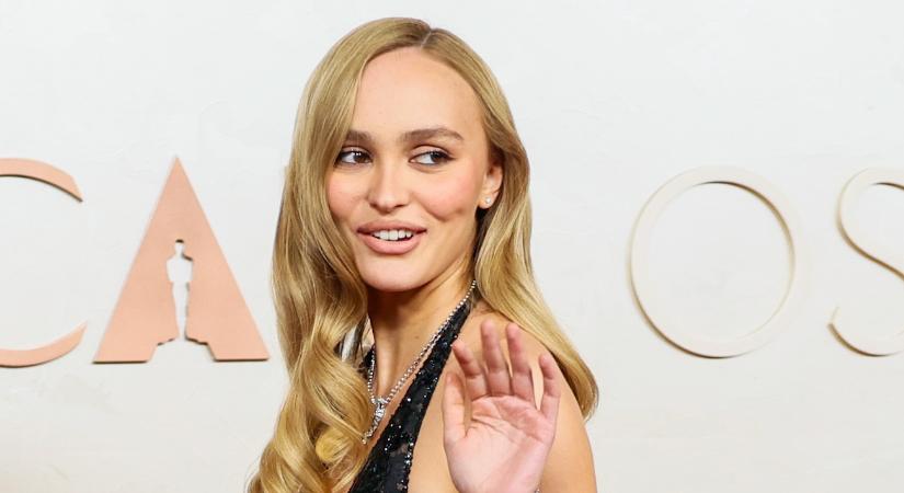 Lily-Rose Depp fekete pucérruhát választott élete első Oscar-gálájára, de van valami, ami ennél is különlegesebb a ruhája történetében