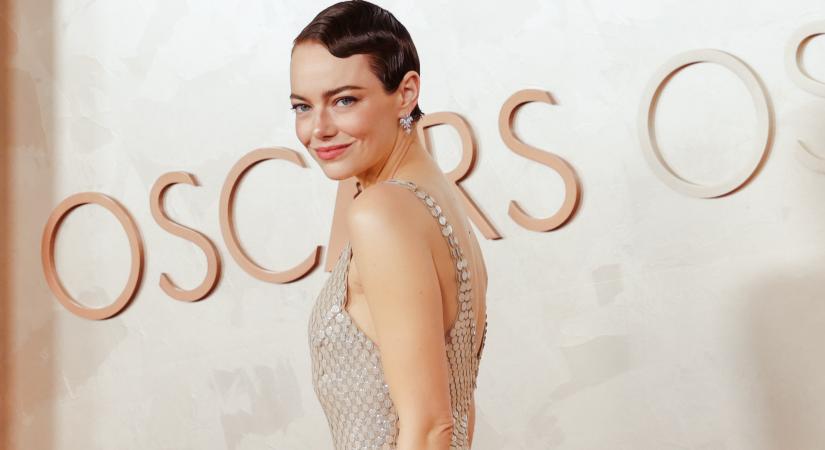 Emma Stone a világ legegyszerűbb ruhájában bizonyította be az Oscaron: a kevesebb több