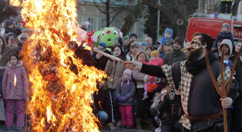 Farsangi maskarások özönlöttek a belvárosba Fehérváron (galéria, videó)