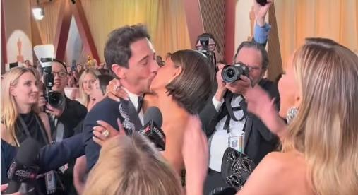 Fájdalmasan kínos! Halle Berry a szerelme előtt smárolta le Adrien Brodyt az Oscar-gálán - videó