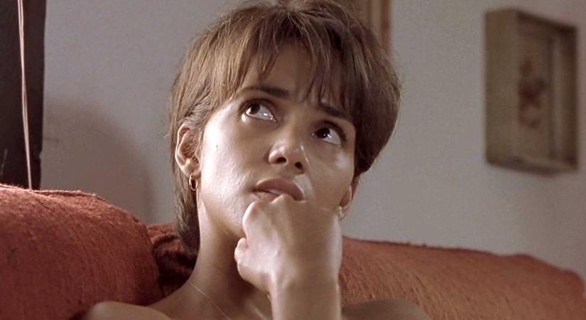 22 évvel azután, hogy Adrien Brody lesmárolta őt az Oscar színpadán, Halle Berry most visszaadta a kölcsönt