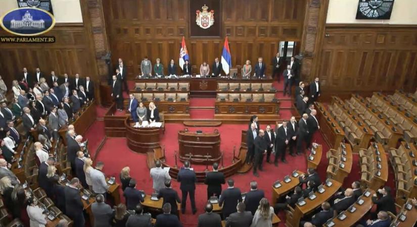 Kedden ülésezik a parlament, előbb a törvények, csak aztán Vučević lemondása