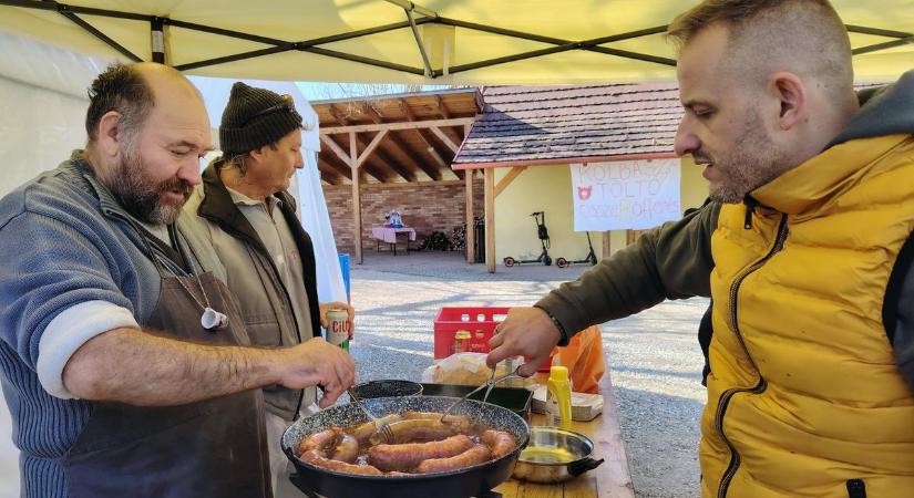 Kolbásztöltő összeröffenés és lángos–langalló fesztivál Úrhidán