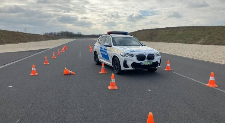 Profi instruktorok segítségével tanulnak gyors autót vezetni a rendőrök