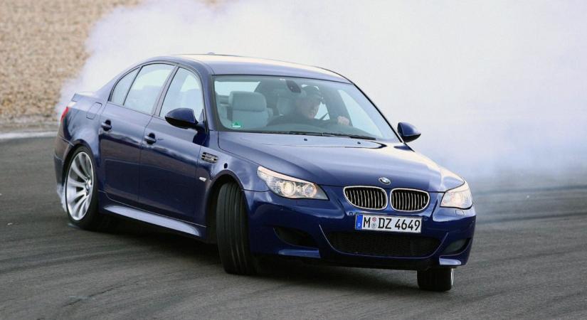 Ez lenne az igazi BMW M5? Végsebesség-teszten a kézi váltós E60!