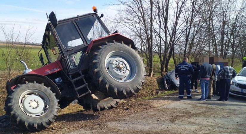 Letarolt egy traktort a száguldozó béemvés